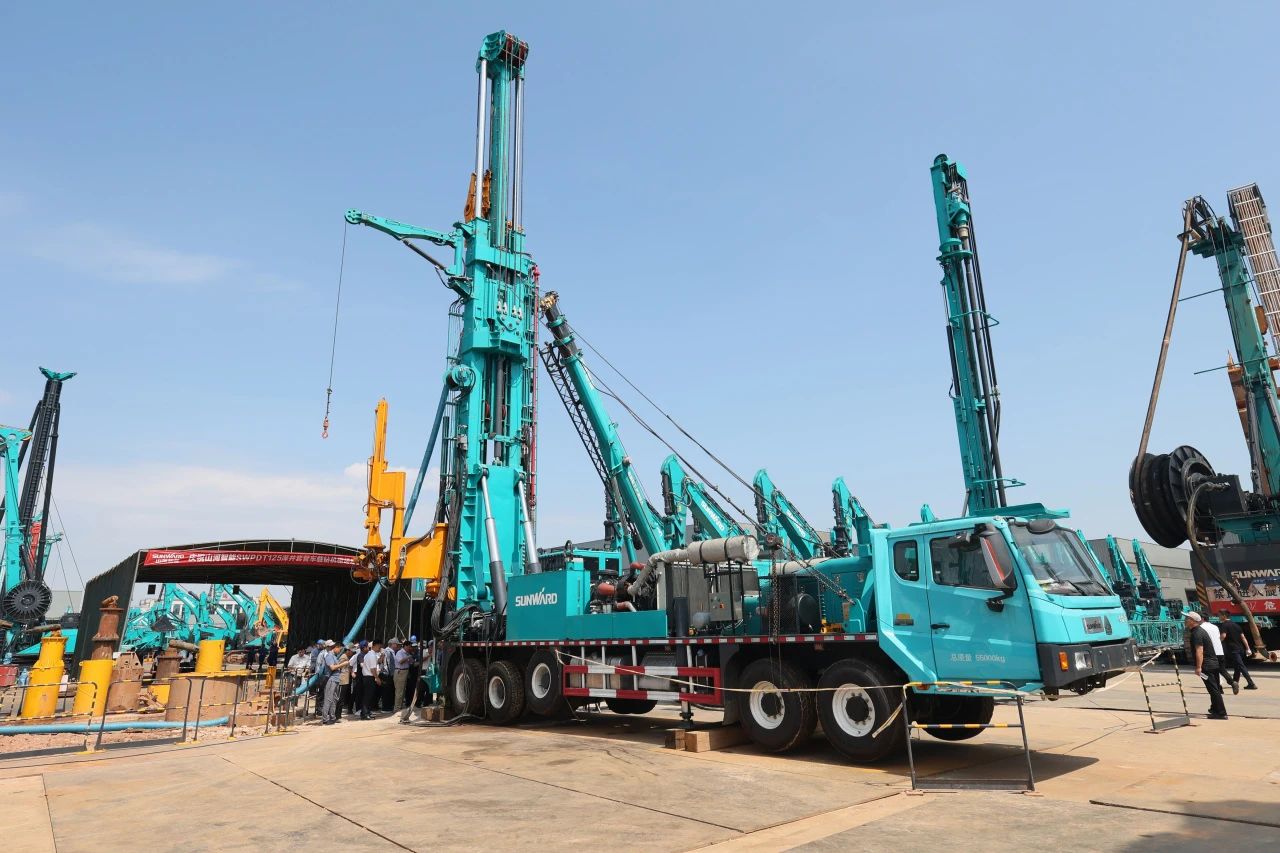 J9集团智能全球初创深井套管车载钻机下线颁布