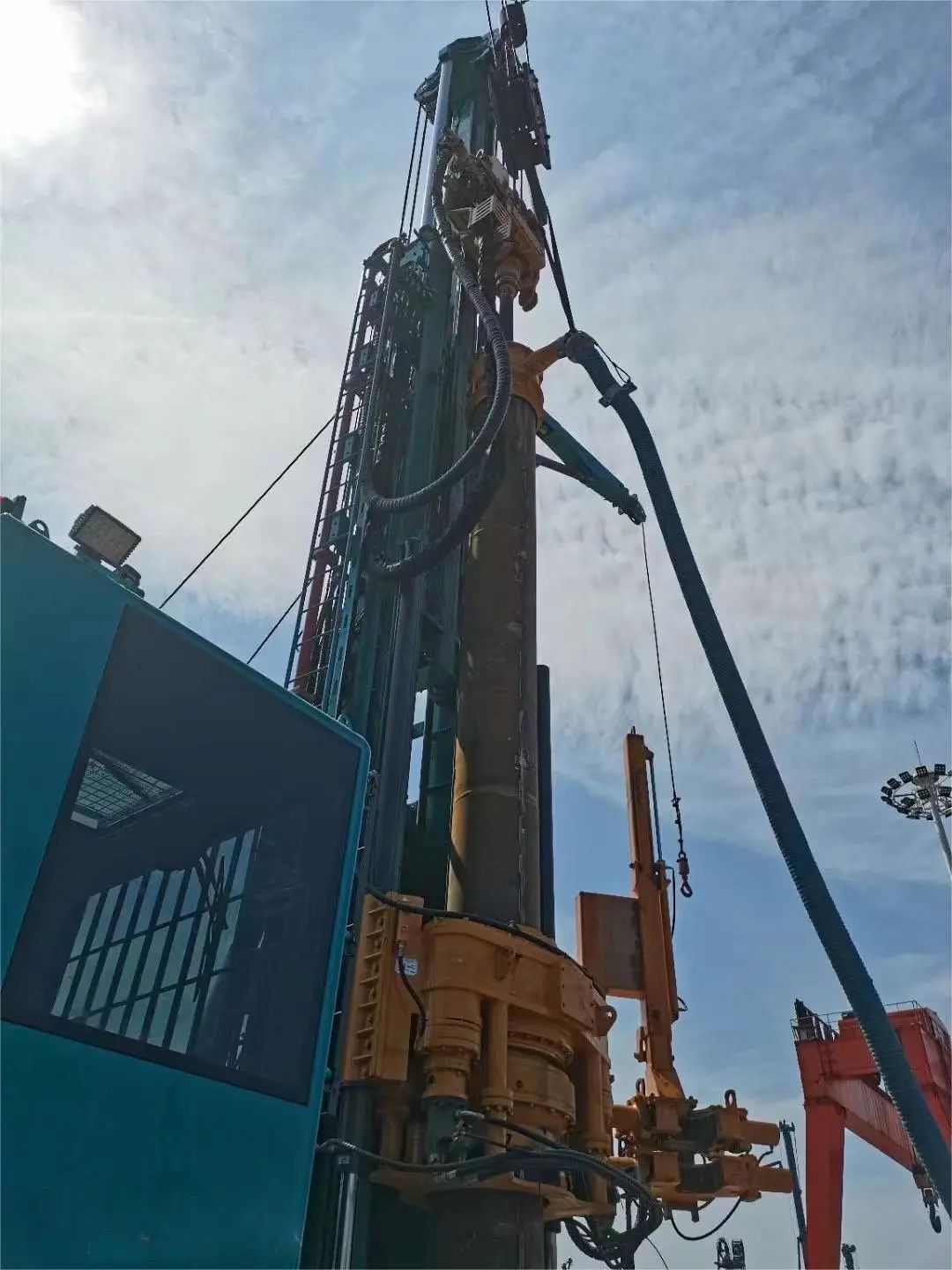 J9集团智能全球初创深井套管车载钻机下线颁布