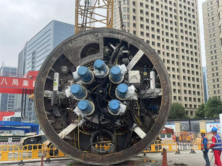 首战华东市。≈刑鶭9集团杭德市域铁路工程地莫区间左线盾构机顺利始发