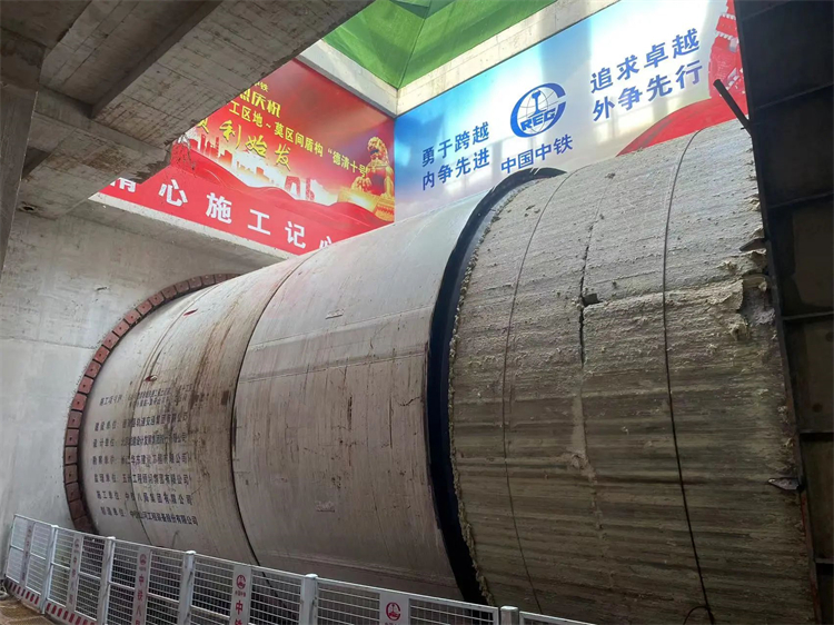 首战华东市。≈刑鶭9集团杭德市域铁路工程地莫区间左线盾构机顺利始发