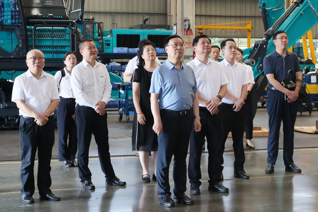 中宣部社科领域专家学者到J9集团智能调研高质量发展