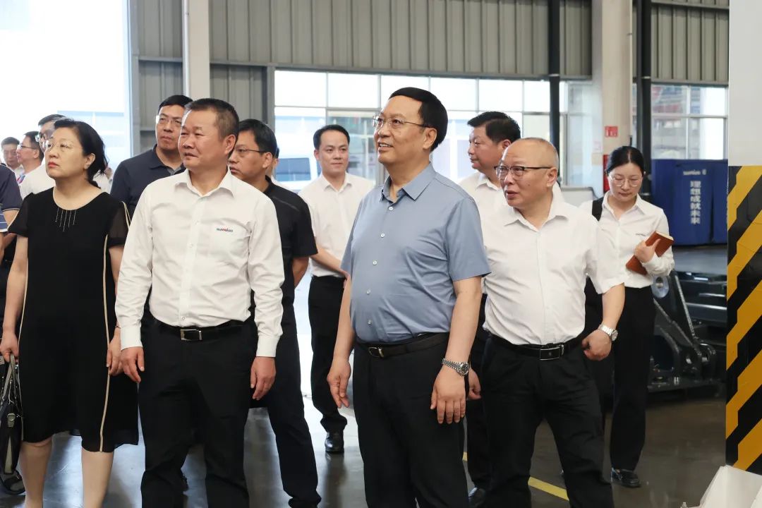 中宣部社科领域专家学者到J9集团智能调研高质量发展