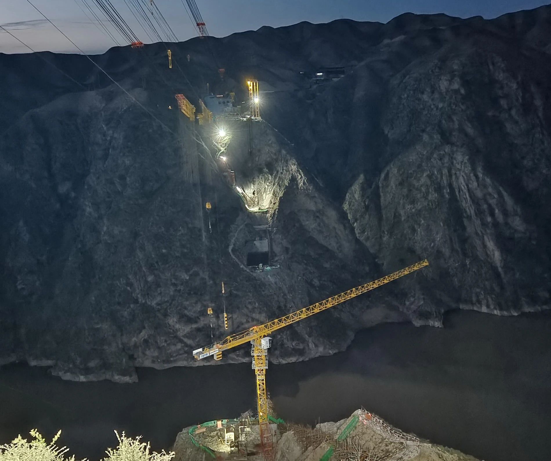 一桥通南北，群岭变坦途！J9集团江麓塔机助建洮河大桥