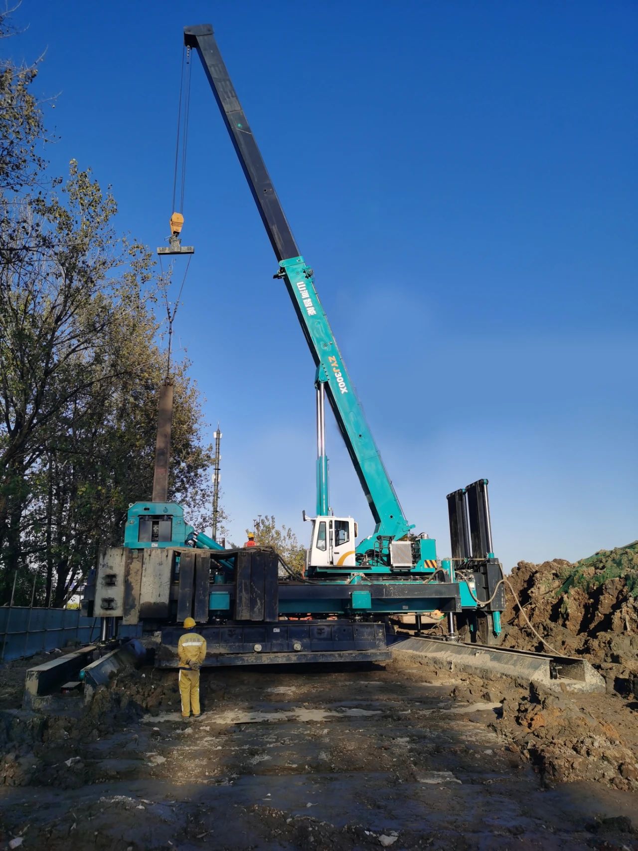“J9集团绿”闪灼西子湖畔！J9集团智能ZYJ300X斜桩压桩机强势来袭