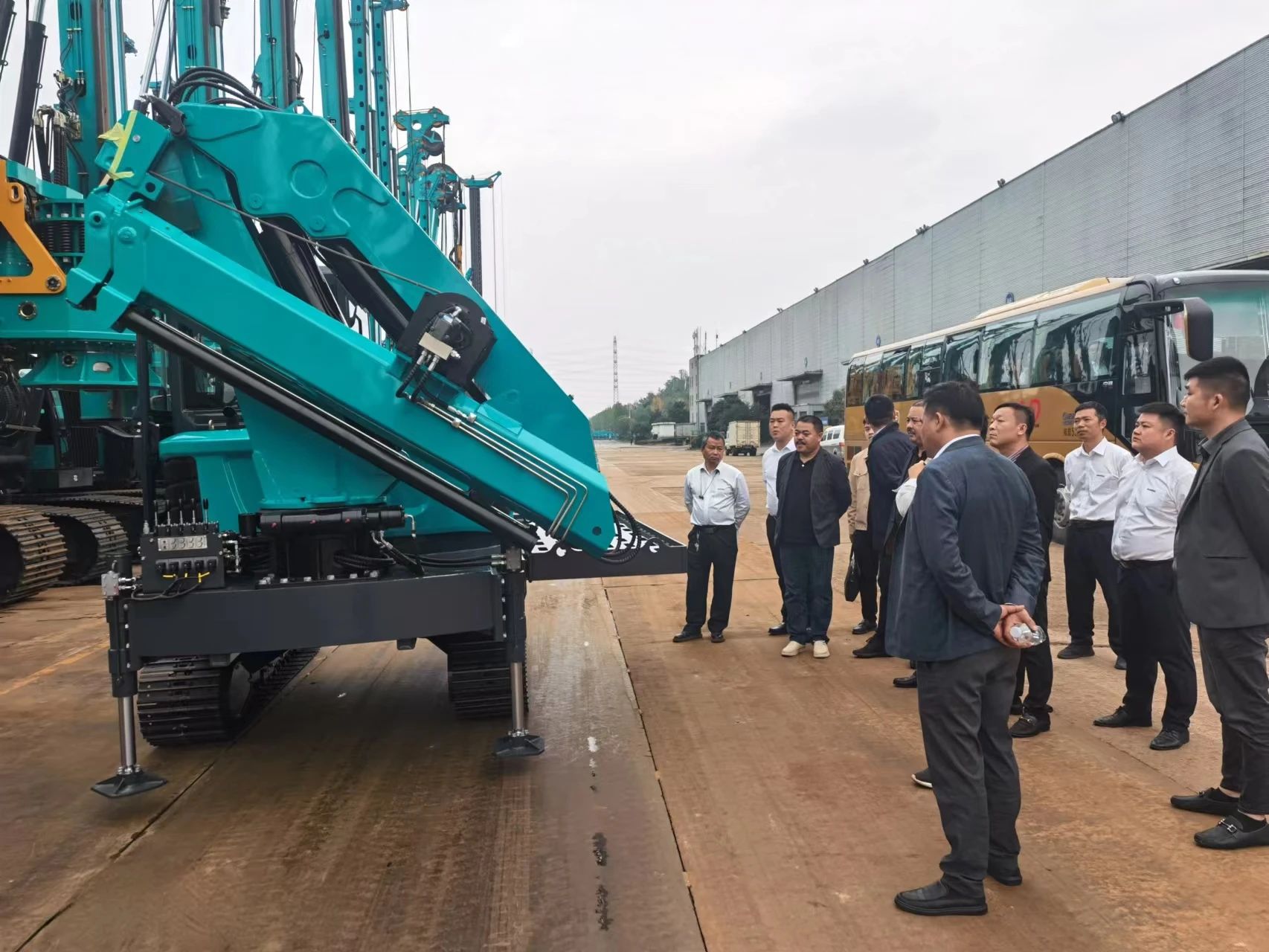 行业隆冬现暖阳！现场签购20台旋挖钻机，J9集团智能携手湖南骏牛助力国度电网项目建设