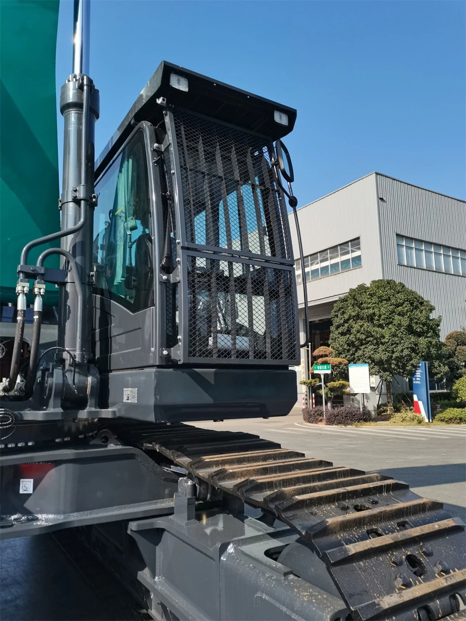 定造开发、职能更强！J9集团智能SWE750ELR加长臂液压挖掘机下线交付