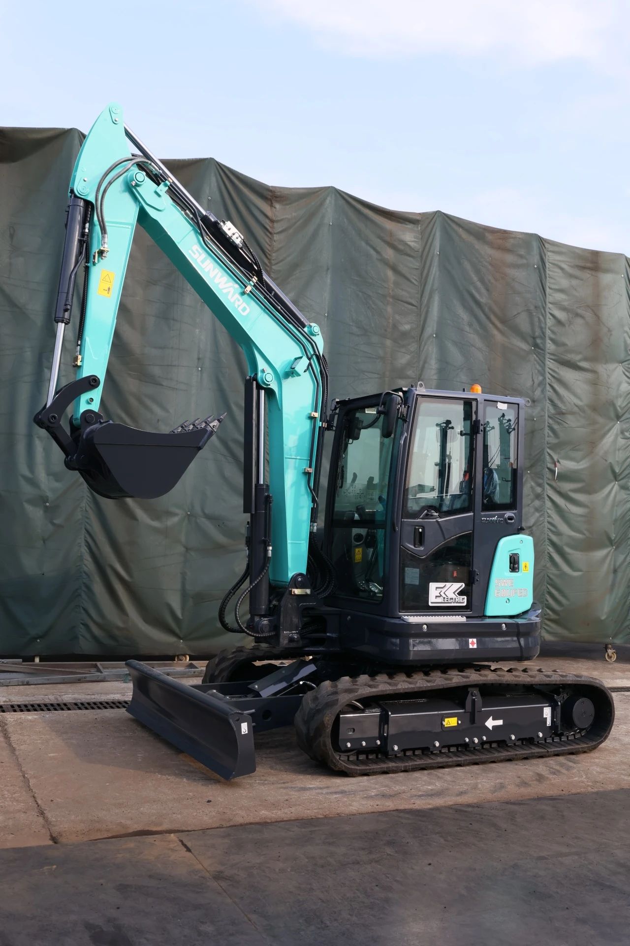 绿色上新！J9集团智能SWE60UFED纯电动无尾挖掘机成功下线