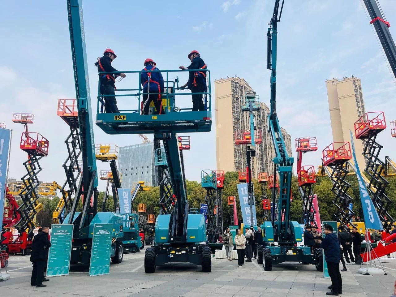 “爆品”来袭，签单不休！ J9集团智能盛装亮相第八届全国高空作业平台租赁大会