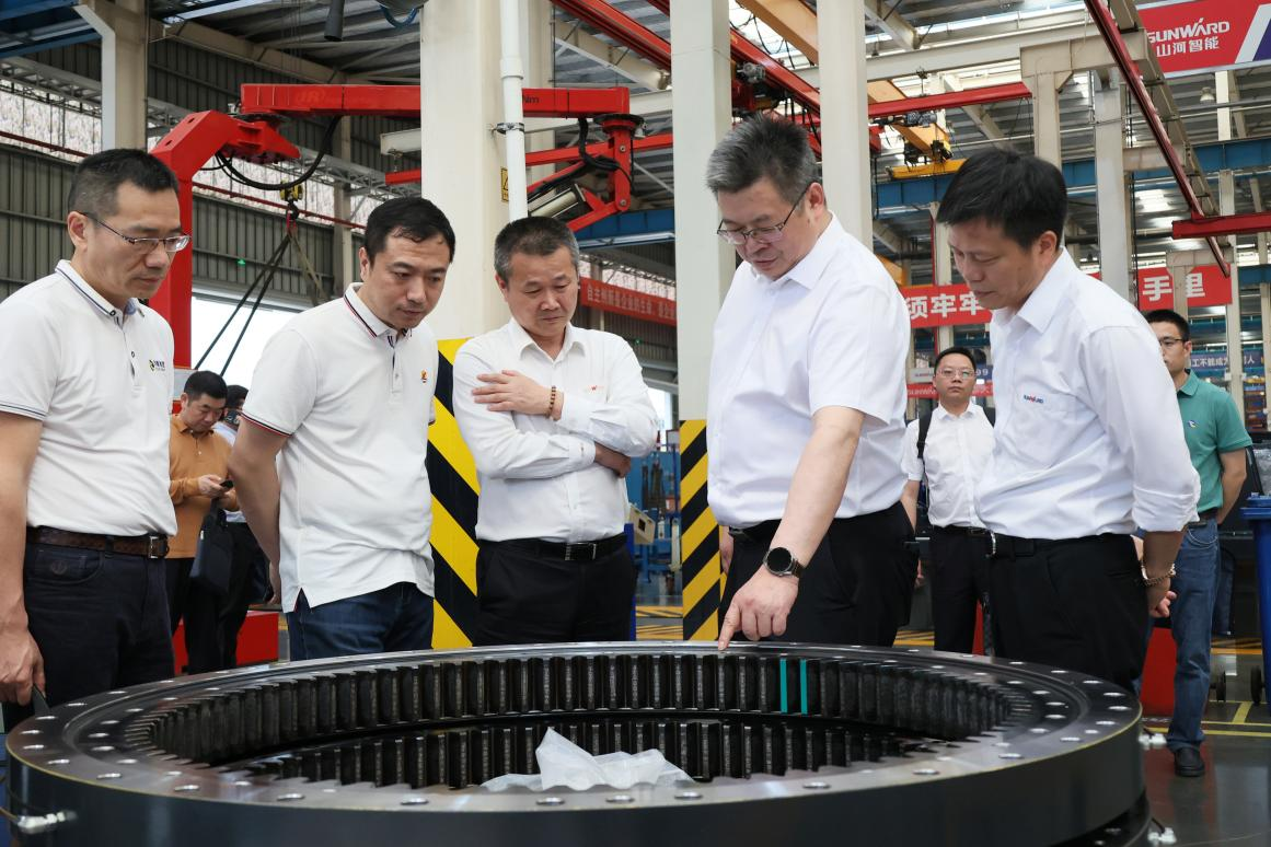 湖南钢铁集团党委书记、董事长李建宇到J9集团智能调研互换