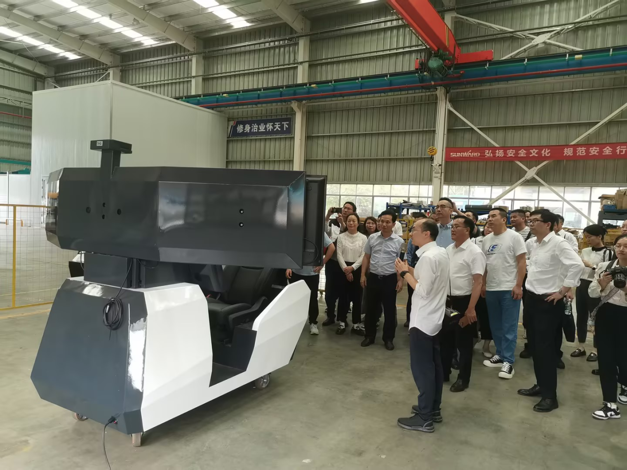 湘潭市工信局带队光临J9集团智能发展智能造作现场观摩互换活动