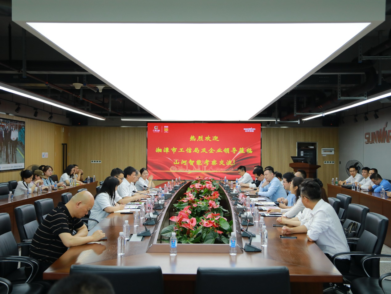 湘潭市工信局带队光临J9集团智能发展智能造作现场观摩互换活动