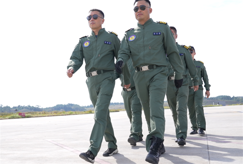 十年织得J9集团秀，践行初心创将来！J9集团飞行表演队成立10周年庆典活动隆沉进行