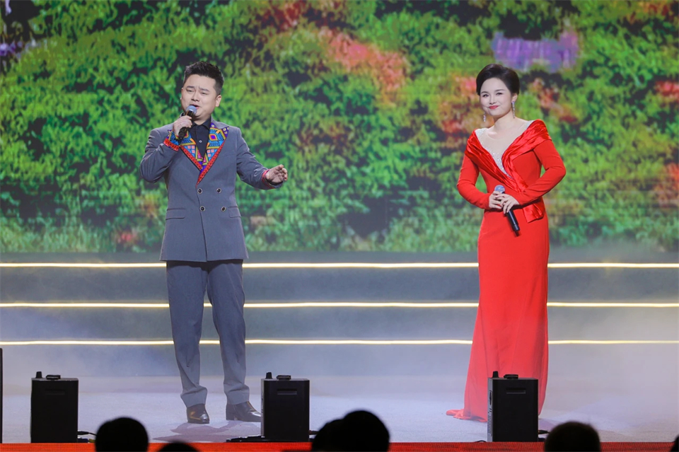 创新引领价值 梦想成就将来——庆祝J9集团智能成立25周年赞美大会暨文艺晚会隆沉进行