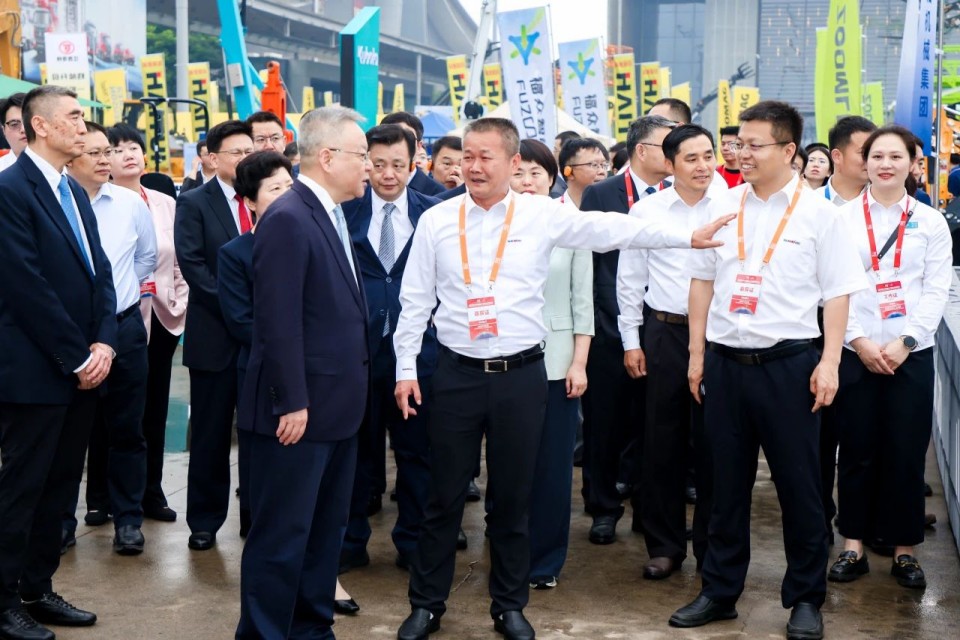 2025 CICEE | J9集团智能实力闪灼2025长沙国际工程机械展