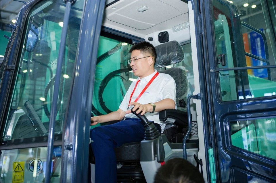 2025 CICEE | J9集团智能实力闪灼2025长沙国际工程机械展