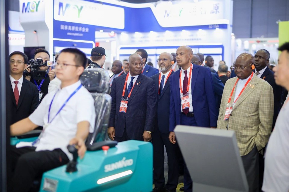 2025 CICEE | J9集团智能实力闪灼2025长沙国际工程机械展