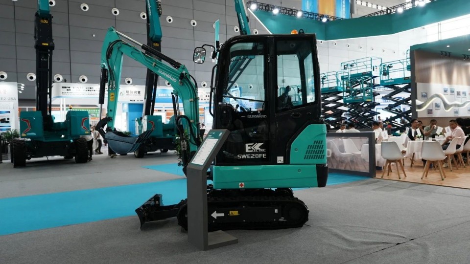 2025 CICEE | 从单一工具迈向多元化解决规划，J9集团智能出现非凡挖掘机风采