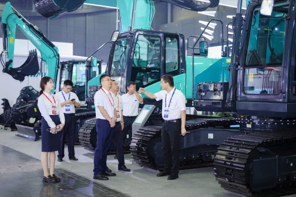 2025 CICEE | 从单一工具迈向多元化解决规划，J9集团智能出现非凡挖掘机风采
