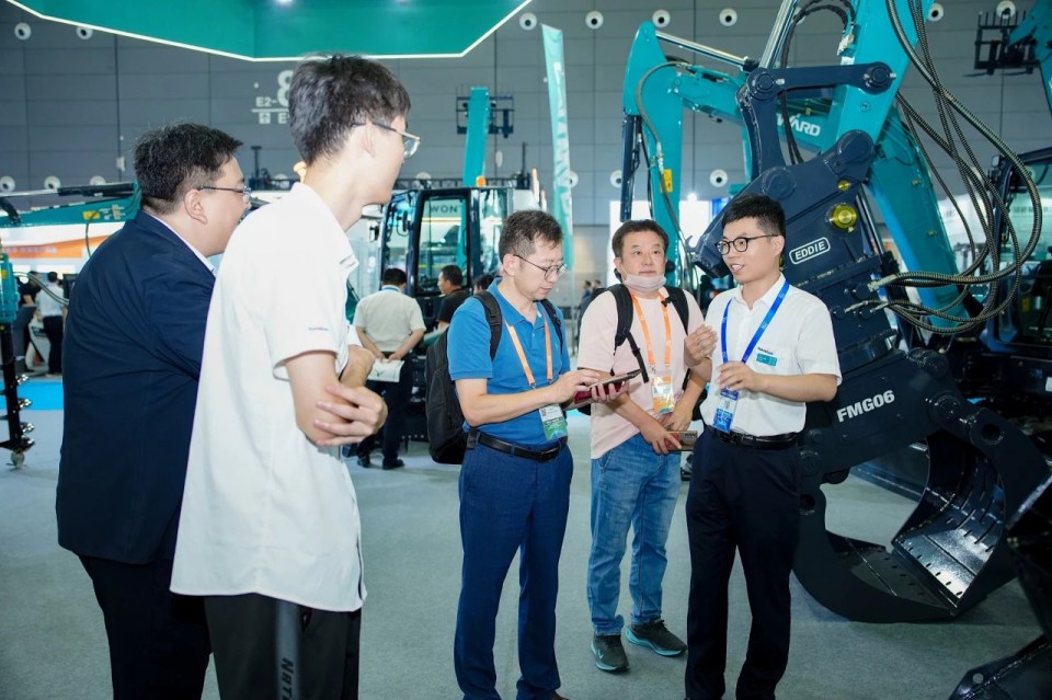 2025 CICEE | 从单一工具迈向多元化解决规划，J9集团智能出现非凡挖掘机风采