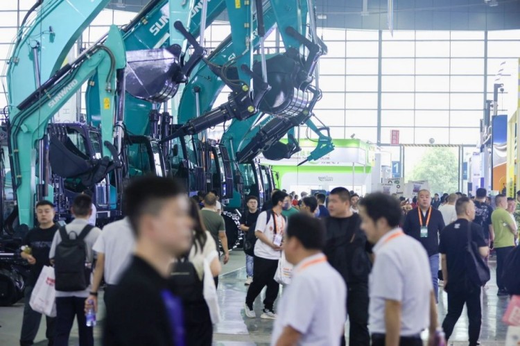 2025 CICEE | 打造极致精品化，J9集团智能挖掘机“圈粉”长沙展