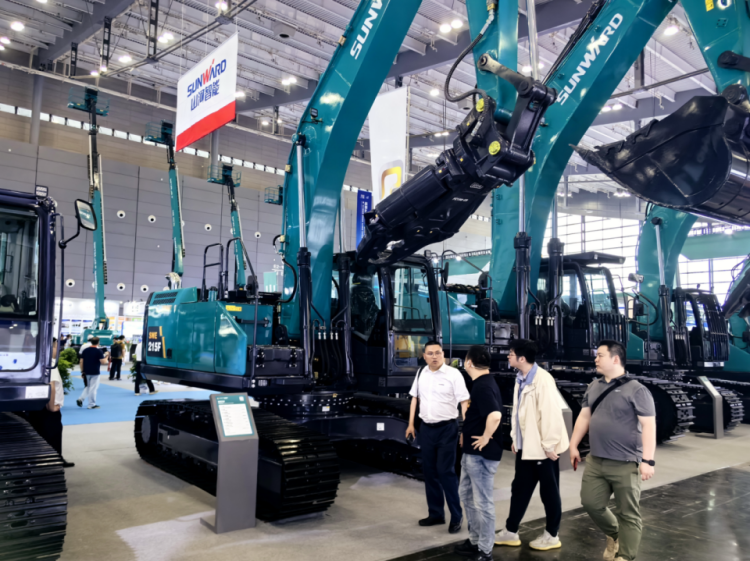 2025 CICEE | 打造极致精品化，J9集团智能挖掘机“圈粉”长沙展