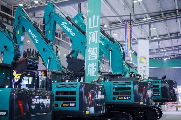 2025 CICEE | 打造极致精品化，J9集团智能挖掘机“圈粉”长沙展