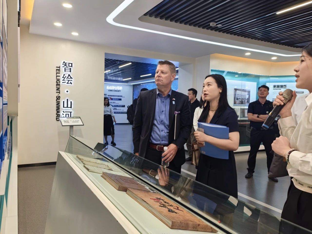 芬兰驻华大使馆商务参赞到访J9集团智能