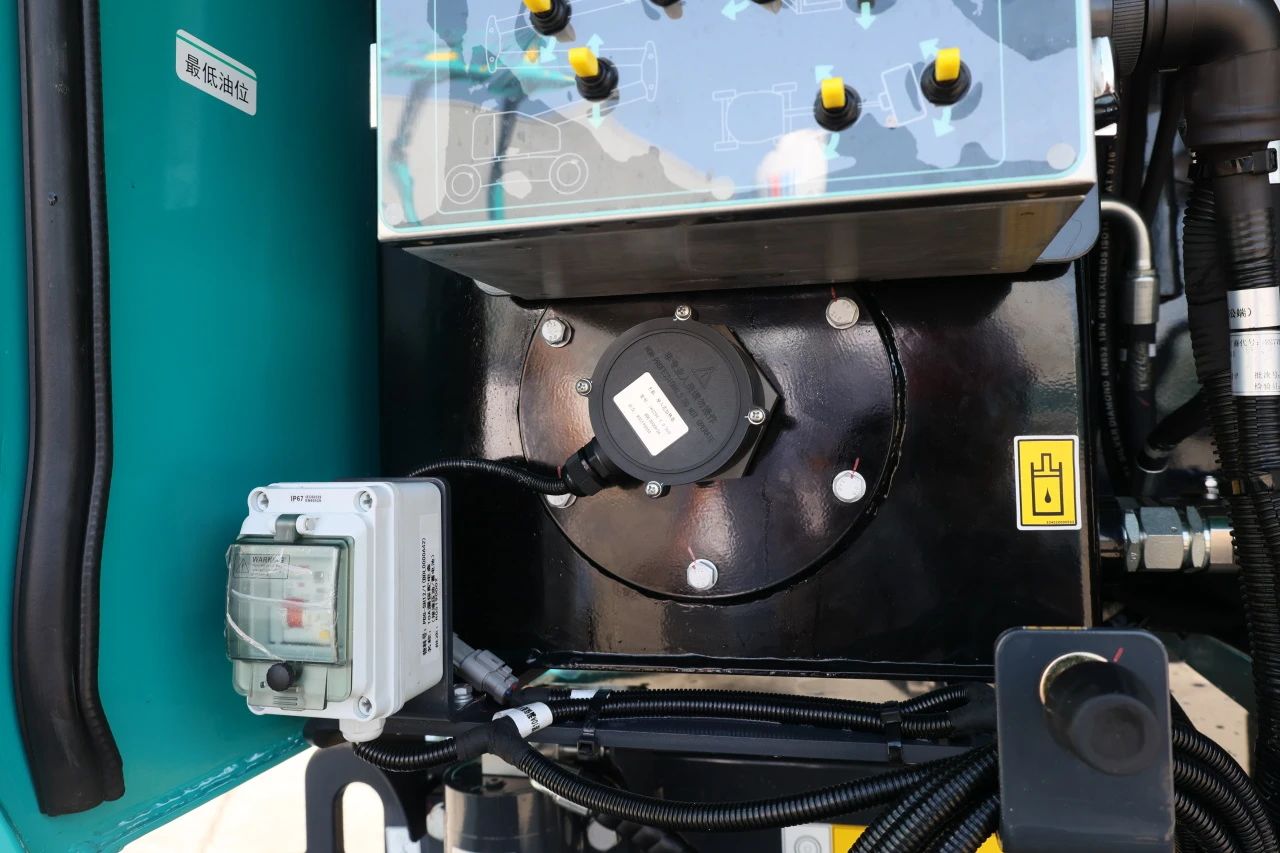 技术新标杆！J9集团智能SWA22J-P柴动曲臂式高空作业平台下线！