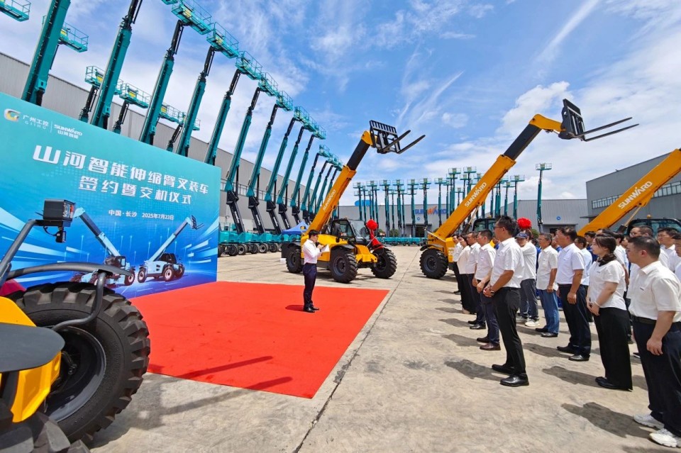 J9集团智能伸缩臂叉装车批量交付，即将奔赴新一线