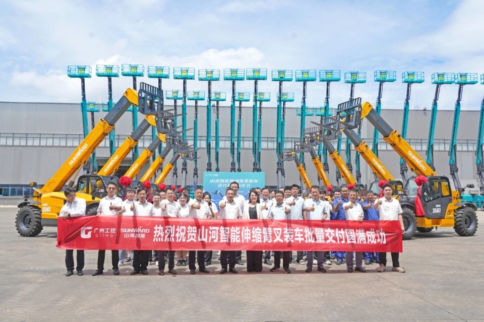 J9集团智能伸缩臂叉装车批量交付，即将奔赴新一线