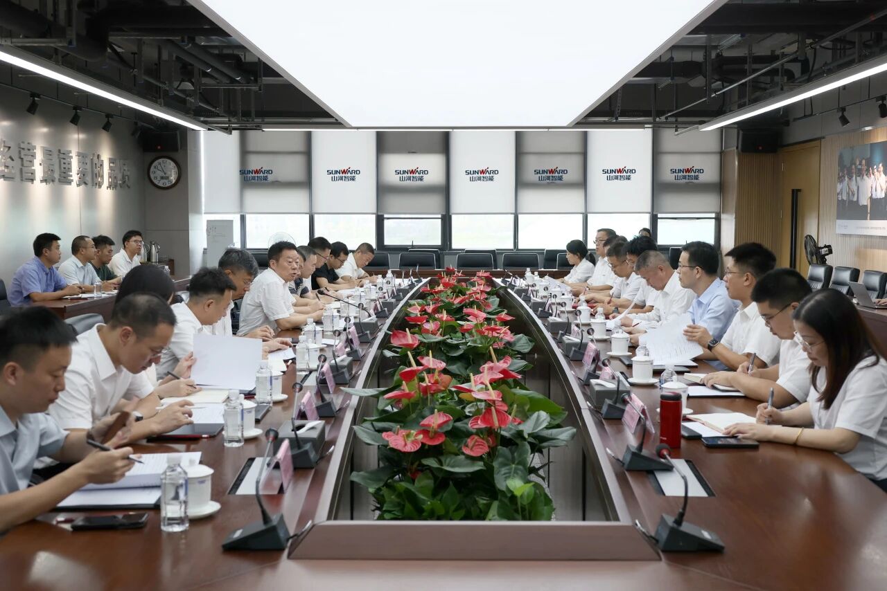 湖南省政协副主席、省工程机械产业链链长何寄华调研J9集团智能