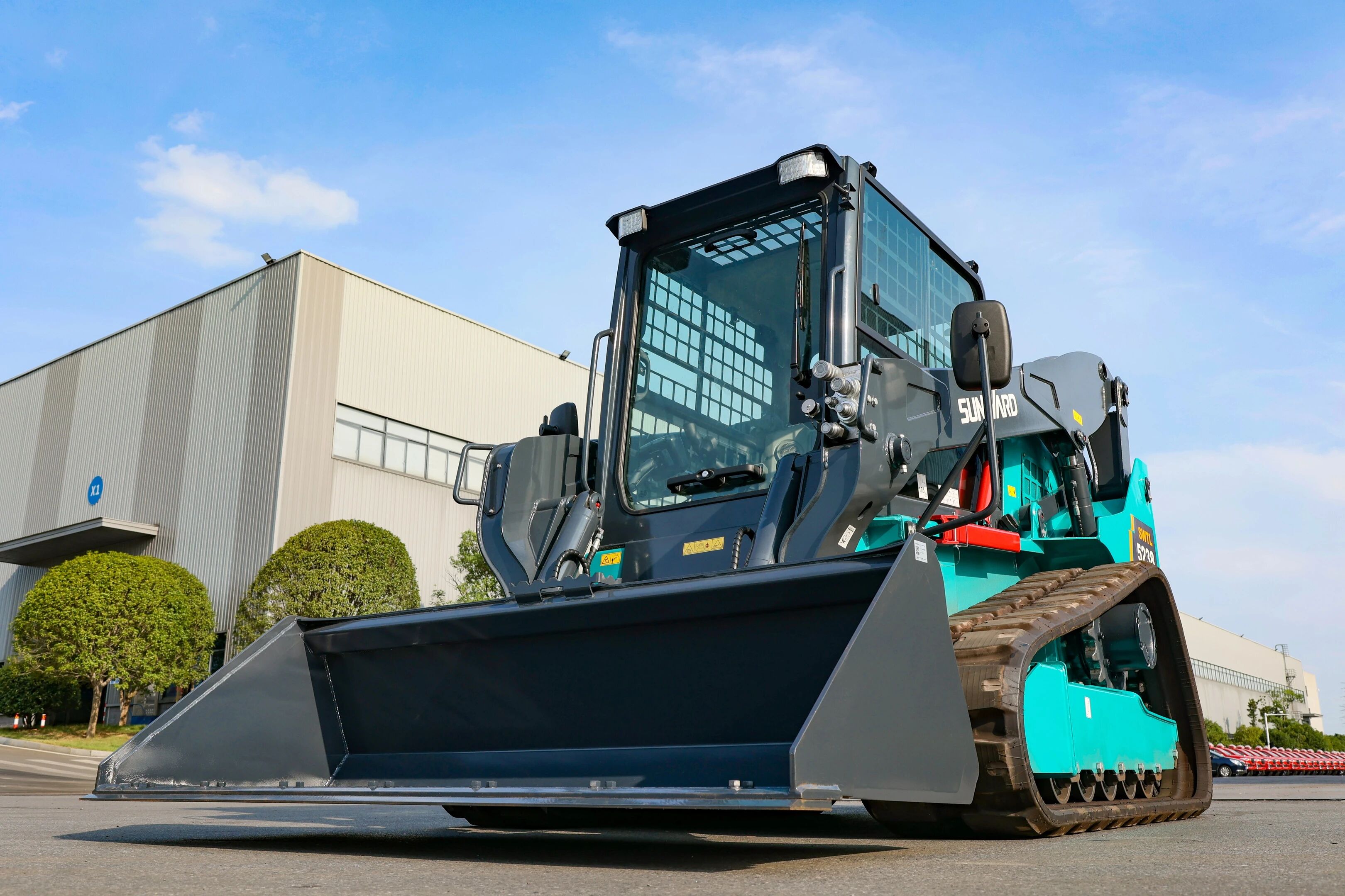 高端设备再获国际认可！J9集团智能最大吨位垂直举升履带式滑移装载机批量发往北美