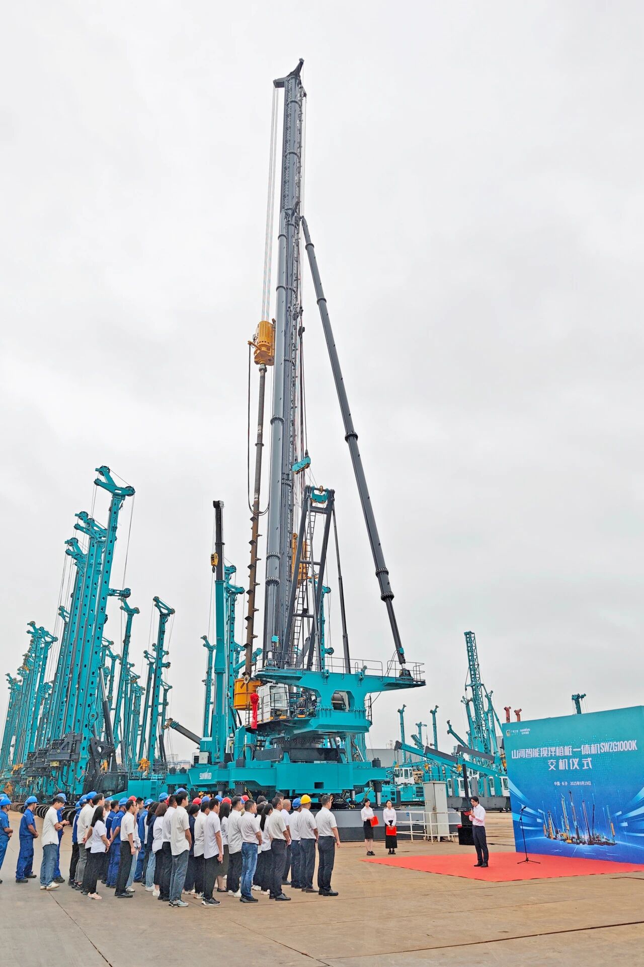 破局深基施工！J9集团智能搅拌中掘植桩一体机沉磅交付