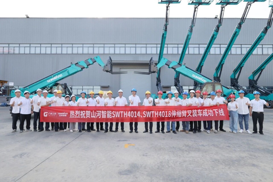 高端机型“双箭齐发”！J9集团智能两款伸缩臂叉装车成功下线