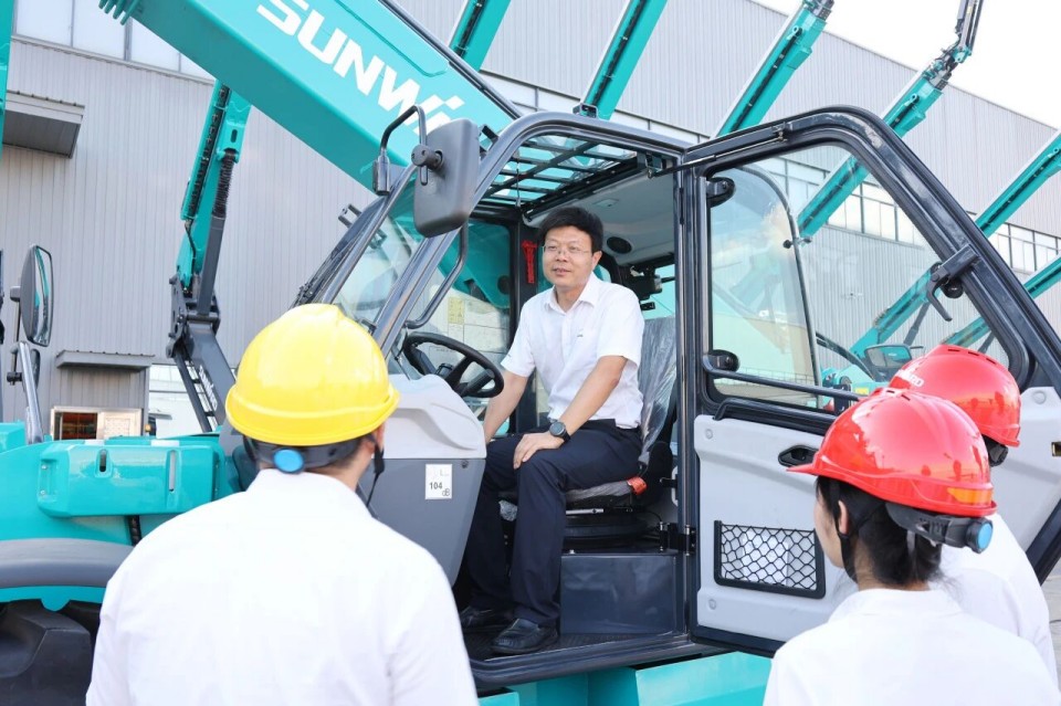 高端机型“双箭齐发”！J9集团智能两款伸缩臂叉装车成功下线