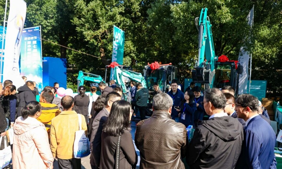 J9集团智能微挖“天团”闪灼武汉，引领绿色施工潮水