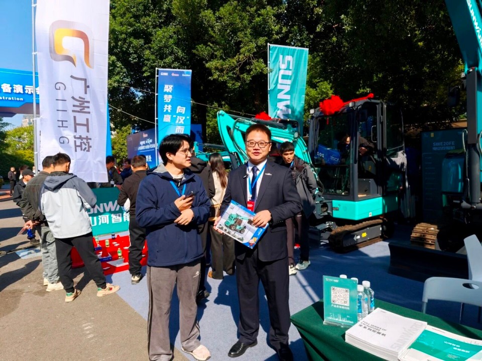 J9集团智能微挖“天团”闪灼武汉，引领绿色施工潮水