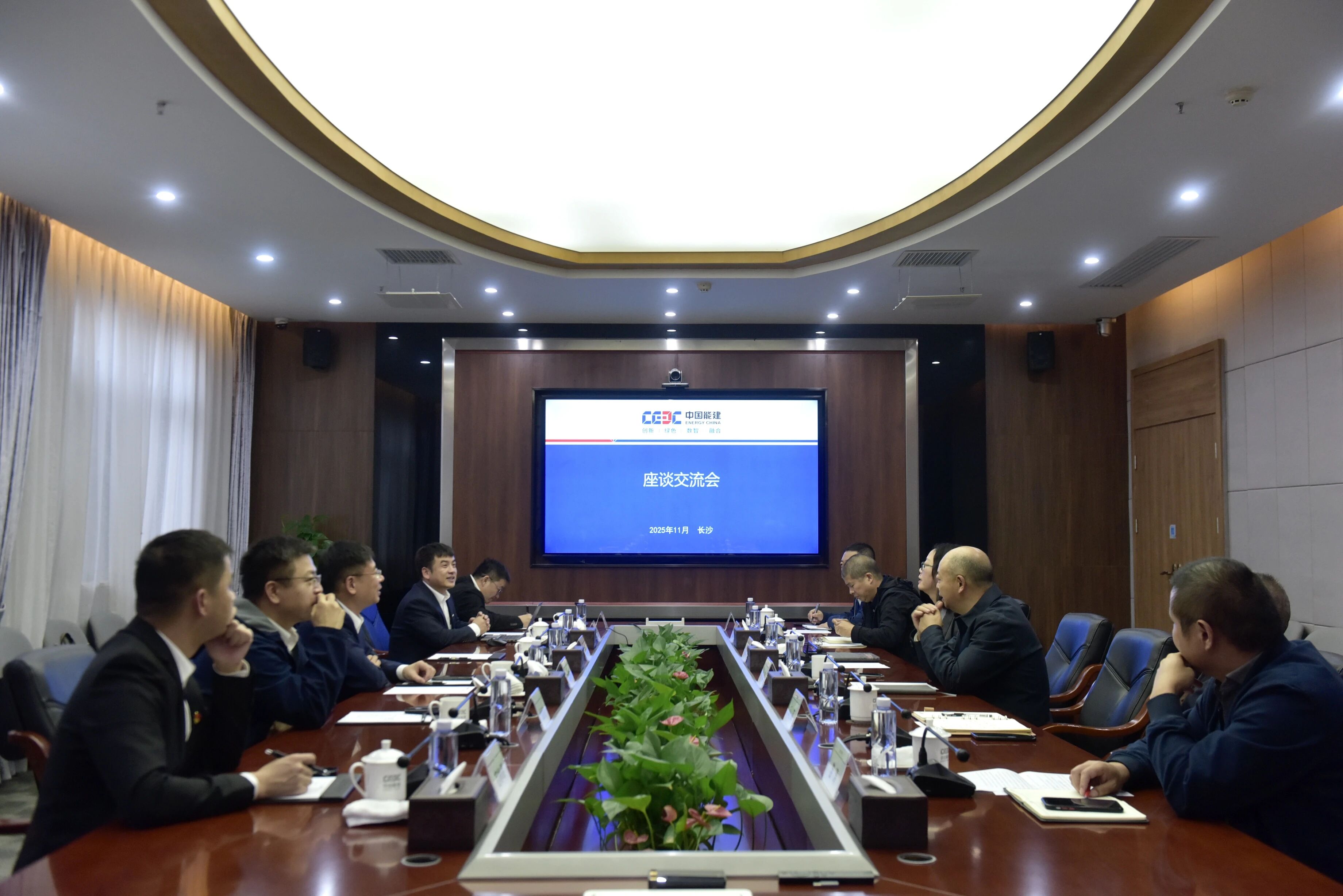 J9集团智能与易普力发展座谈互换，谱写互利共赢新篇章