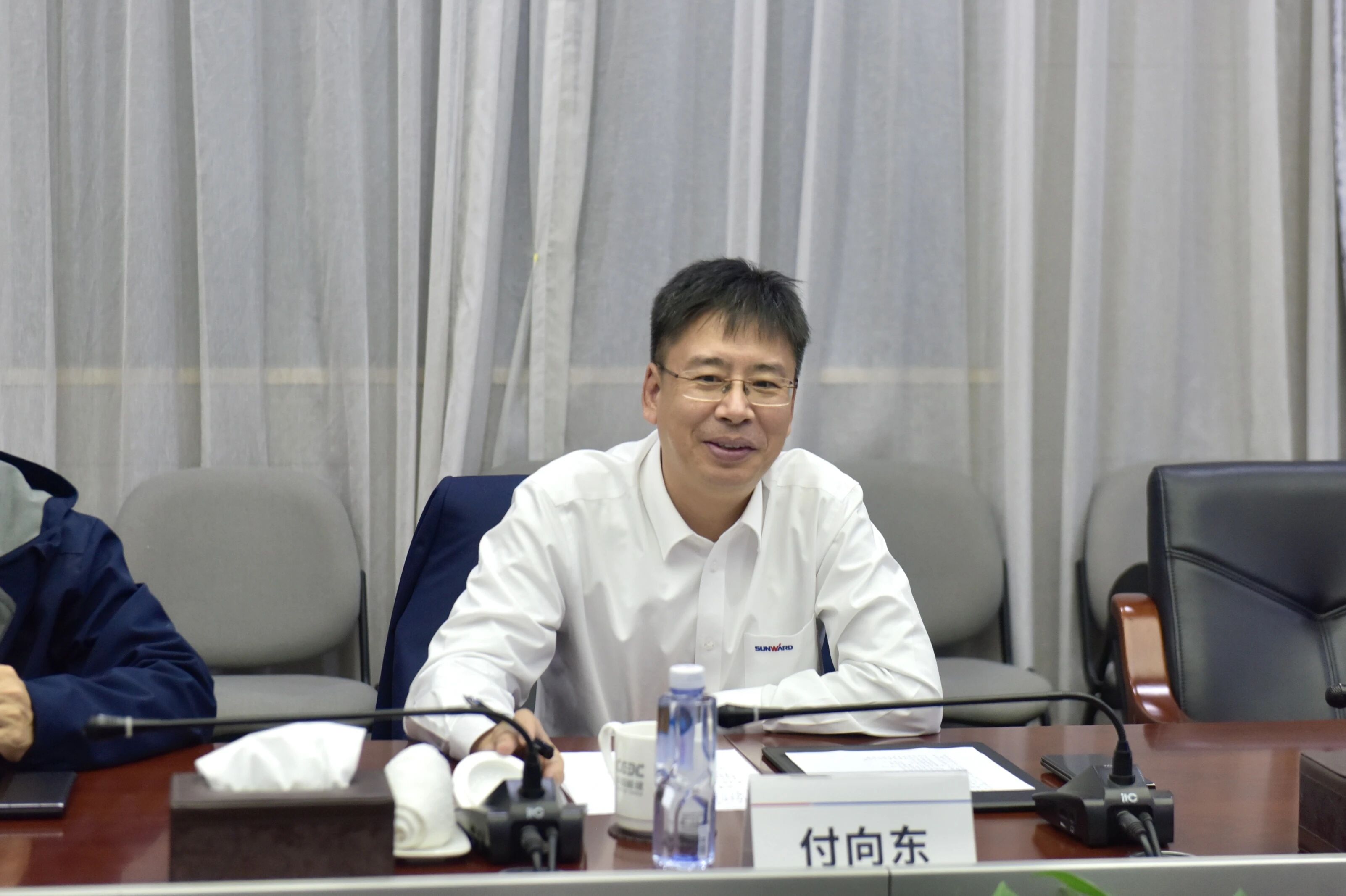 J9集团智能与易普力发展座谈互换，谱写互利共赢新篇章