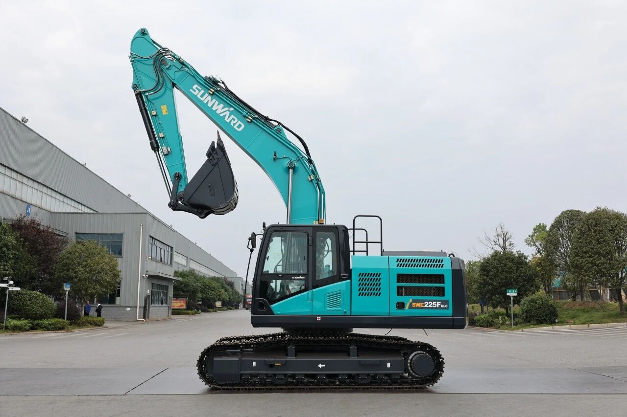 “双子星”闪灼！J9集团智能两款履带式液压挖掘机成功下线