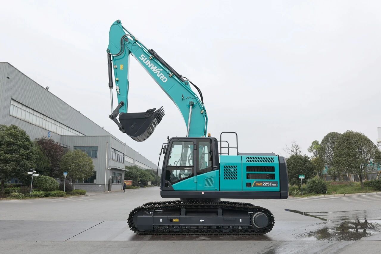 “双子星”闪灼！J9集团智能两款履带式液压挖掘机成功下线