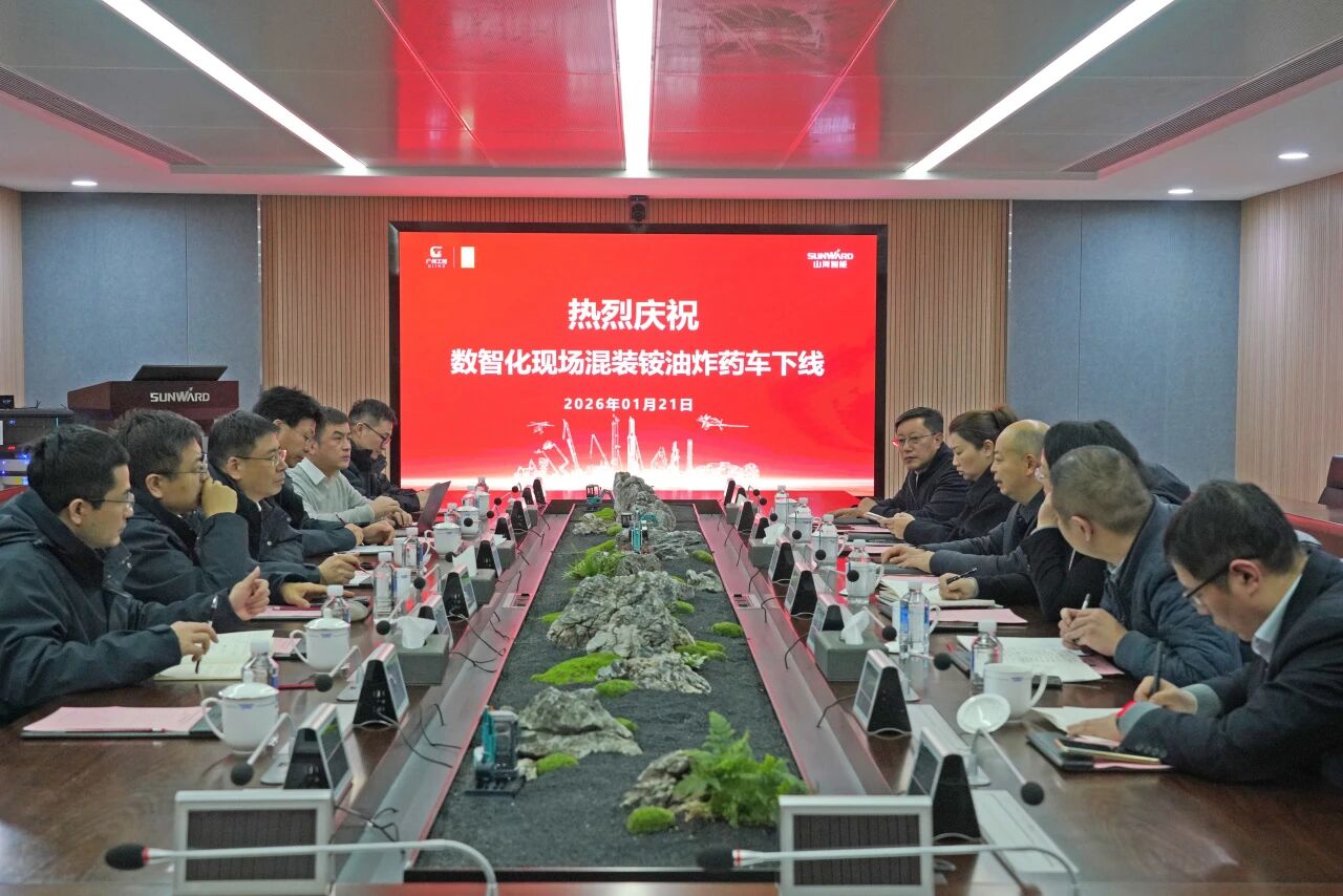 数智化现场混字油火药车下线！J9集团智能与易普力携手共筑智能矿山新篇章